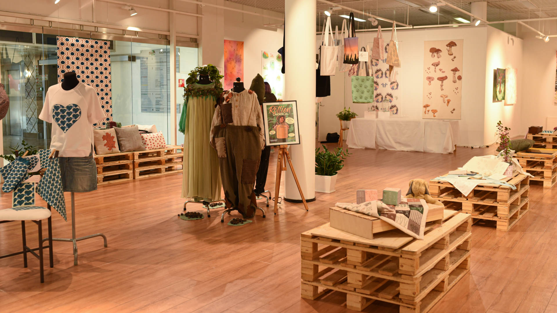 Tekstiili- ja muotialan opiskelijoiden designtekstiili näyttelyn tila.