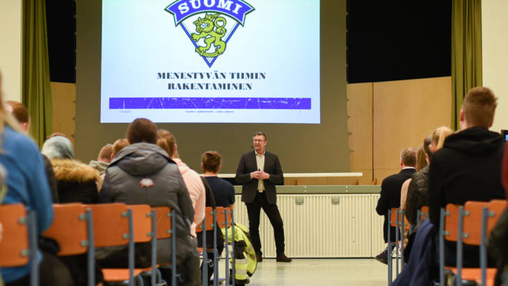 Jääkiekkovalmentaja Jukka Jalonen pitää yleisön edessä luentoa.