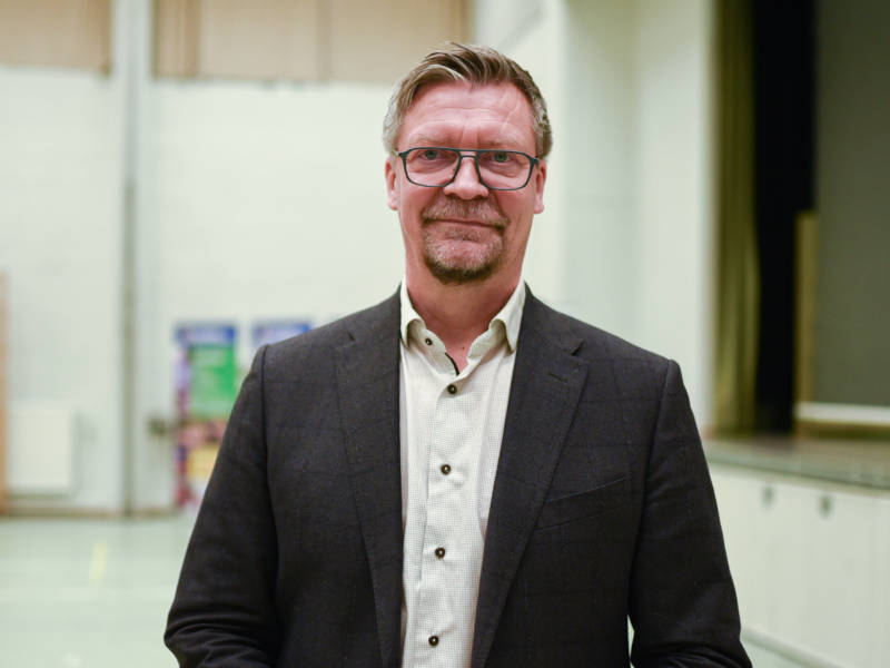 Jääkiekkovalmentaja Jukka Jalonen hymyilee Taitajankadun liikuntasalissa.