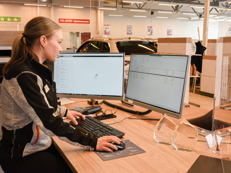 Mona Haakanen työskentelee tietokoneella rinta-joupin toimipisteellä Halikossa.