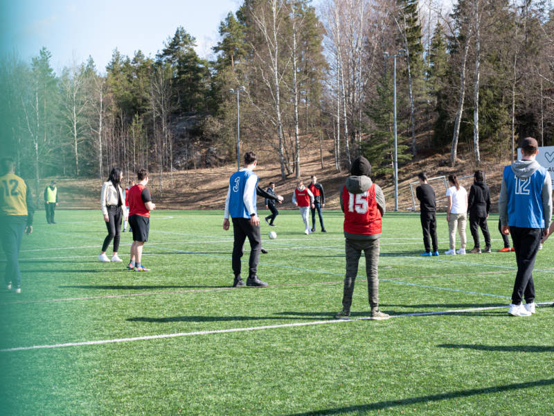 Salon seudun ammattiopiston opiskelijoita pelaamassa jalkapalloa.