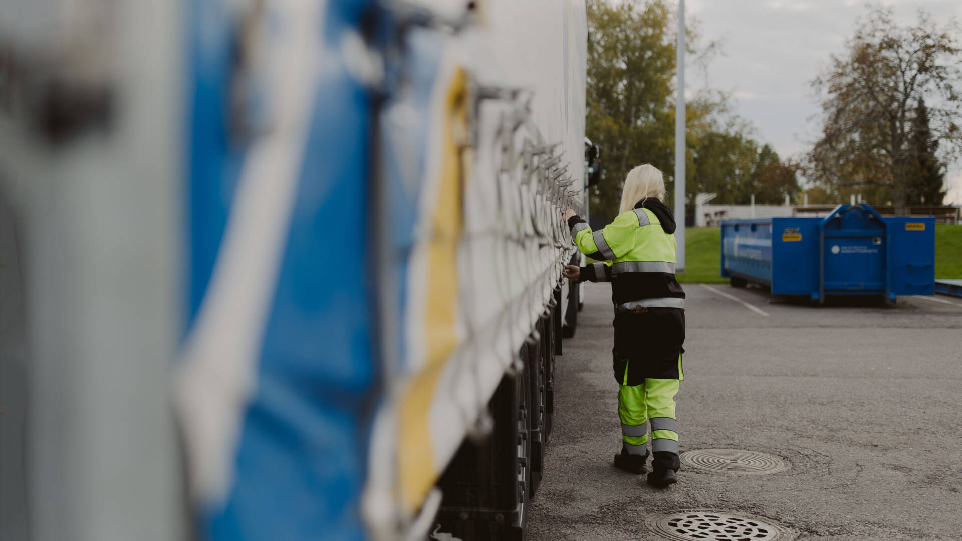 Opiskelija työskentelee Logistiikka-alan koulutukseen liittyvissä tehtävissä kuorma-auton parissa.