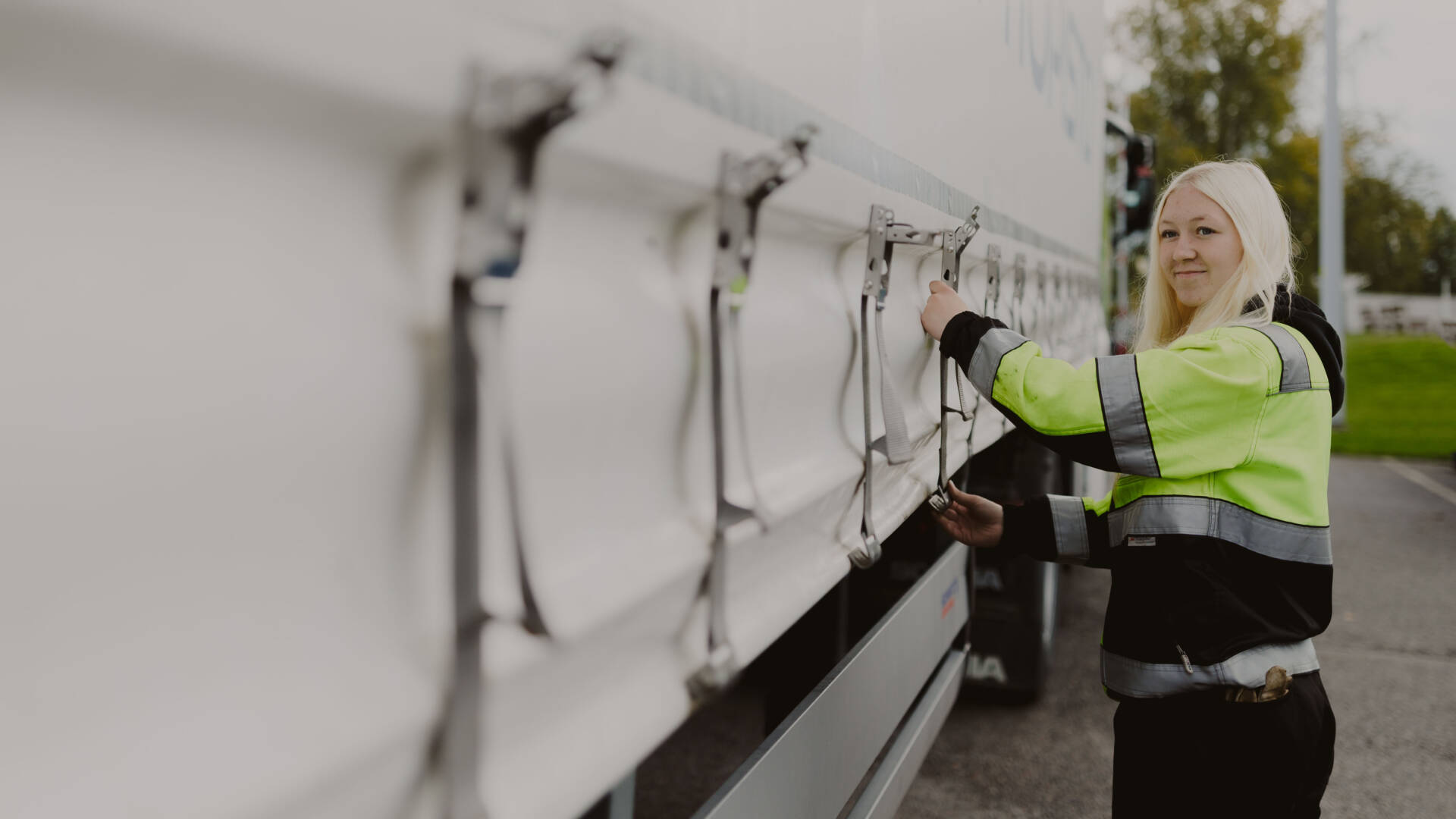 Opiskelija toteuttaa koulutukseen liittyviä logistiikkatehtäviä kuorma-auton parissa.