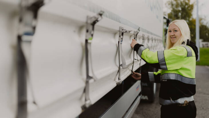 Logistiikka-alan opiskelija harjoittelee käytännön tehtäviä kuorma-auton kanssa.
