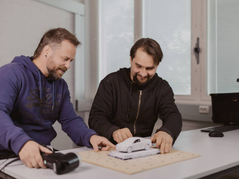Teknisen suunnittelun opiskelijat harjoittelevat 3D-skannausta auton pienoismallilla.