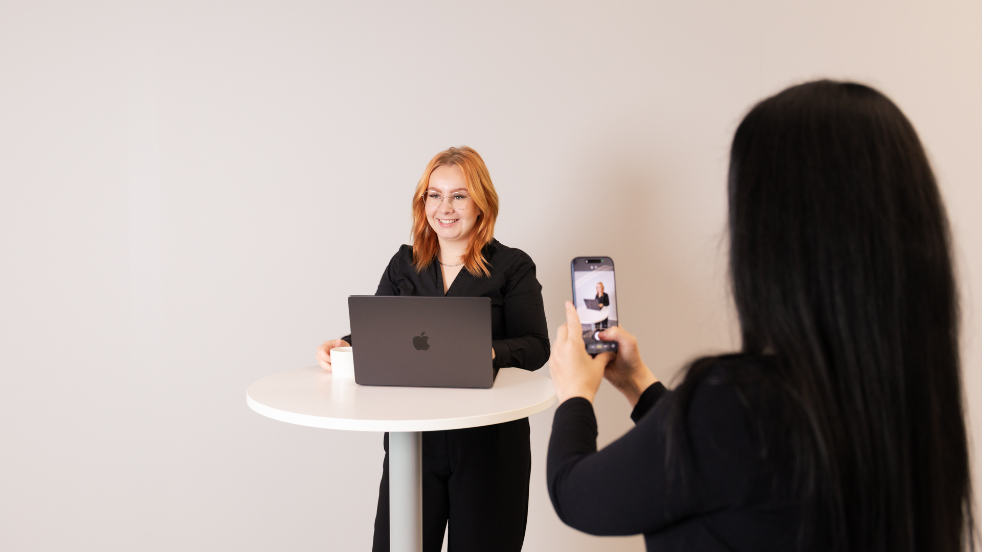 Kaksi opiskelijaa työskentelee digitaalisen viestinnän ja sisällöntuotannon parissa.